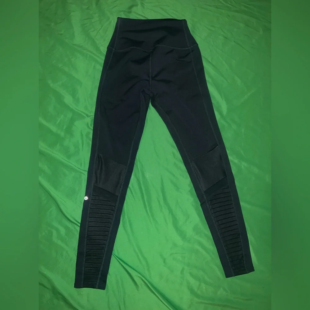 ALO Yoga 7/8 High Waist Moto Leggings sz XS - DARK GREEN